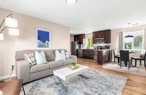 Roseville Apartment | Modern & Cozy 1BR Upper Flat | King Bed + Laundry