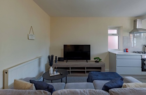 Smethwick Apartment | Modern Cozy 2BR- Private Parking- Near WBA