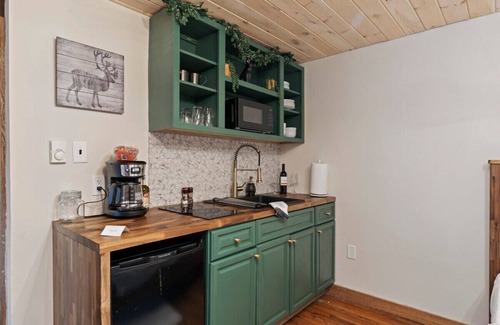 Canadensis Cabin | Modern Cozy Pocono Cabin | Pickleball | Firepits