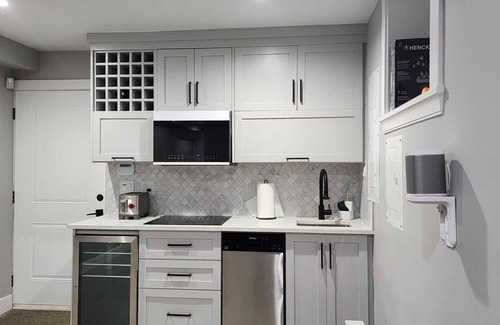 Renfrew-Collingwood House | Modern Cozy West Coast Contemporary Suite