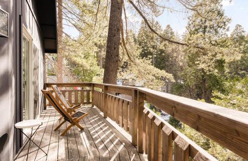 Twin Peaks House | Modern Designer Cabin, Newly Renovated, EV Charger, Arcade, Kids Bunkbed, Minutes to Lake Arrowhead and Lake Gregory