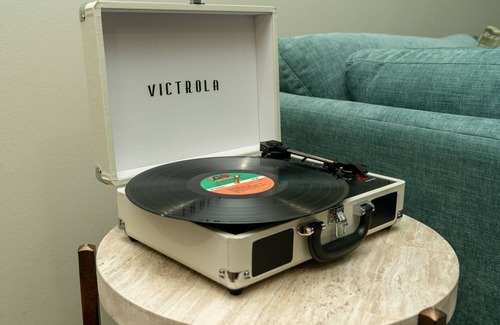 Holly House | Modern DT Retreat w/Hot Tub King Bed Fast Wi-Fin