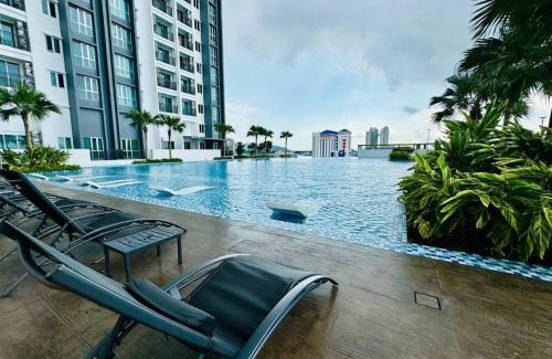 Bandar Perda Apartment | Modern Family-Fun Suites - Infinity Pool, Ps5, Pool table, Indoor-Cinema with Balcony - M1