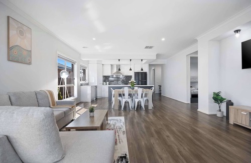 Lucas House | Modern Family Home in Lucas with Free WiFi