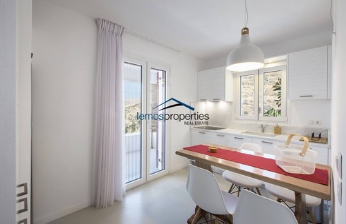 Koundouros Apartment | Modern family home with a sea view and swimming pool