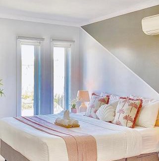 Yarraville House | Modern Family Oasis - 4BR, Free Parking, Steps to Shops & Train