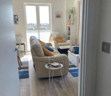 South Hornchurch Apartment | Modern Flat, All Amenities, RM138RP