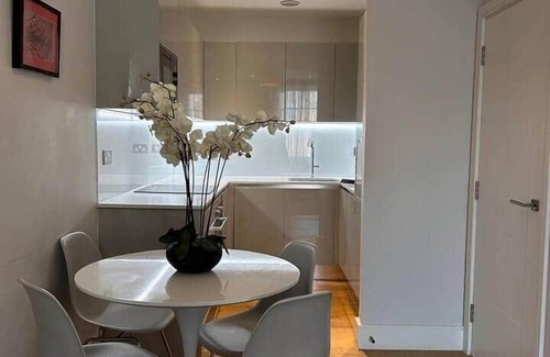 South Hampstead Apartment | Modern Flat Next to Station - 10 mins to Central