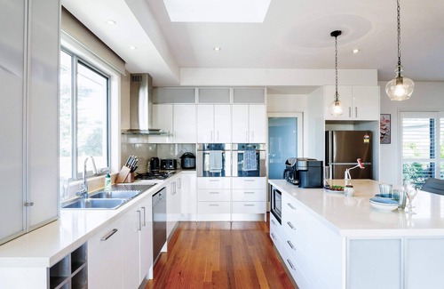 Frankston South House | Modern Frankston South Holiday House with Bay View