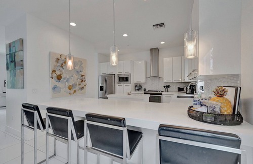 Pompano Beach House | Modern & Fun Beach location! Pool, Gym, Spa, Bars & Restaurants to Entertain!