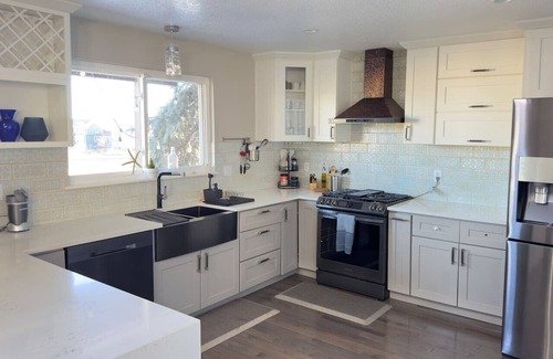 Westridge House | Modern Haven: Scenic Views!