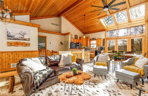 The Galena Territory Cabin | Modern Hideaway Hot tub Great for large groups!