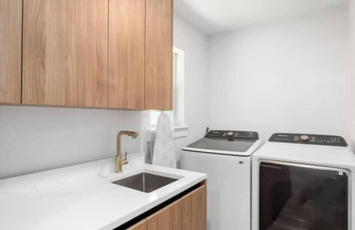 Grand Prairie House | Modern house by ATT,6 flags-DFW-downtown Dallasnn