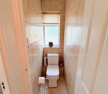 Abbey Wood Apartment | Modern House -contractors and family sleep 7 with parking