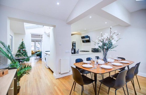 Wimbledon House | Modern House in West Wimbledon with office and parking