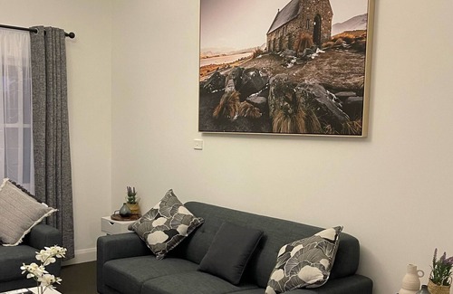 Horsham House | Modern house sleeps 6