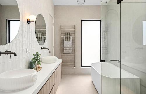 Highton Villa | Modern House with Elegant views