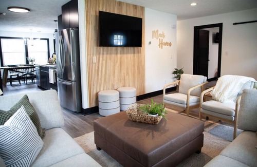 George Haywood's Lakefront Apartment | Modern Lake Erie Cottage w/Hot Tub Near Wineries