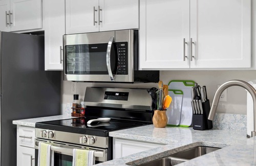 Oldsmar Condo | Modern Lakeside Condo 🌅 | 2 Bed, 1 Bath | Oldsmar, FL