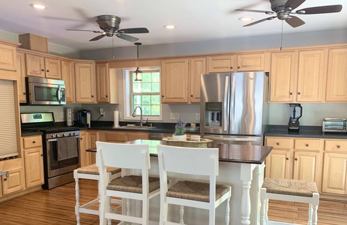 Paupackan Lake House | Modern Lodge 5BR 4BA- 4 Season Community