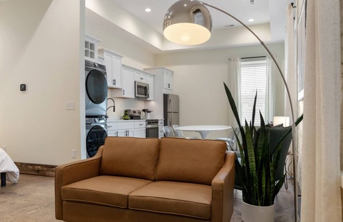 Milton Apartment | Modern Loft-Style Retreat Near Blenko Glass – Milton, WV