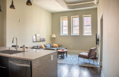 East Town Apartment | Modern Luxe 2BR Downtown Loft