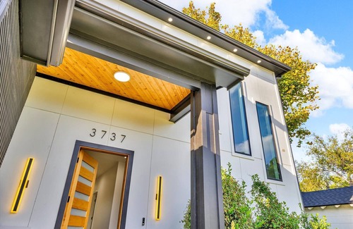 Northwest Dallas House | Modern Luxury Family Retreat - Relax, Induldge and Enjoy the City with Style