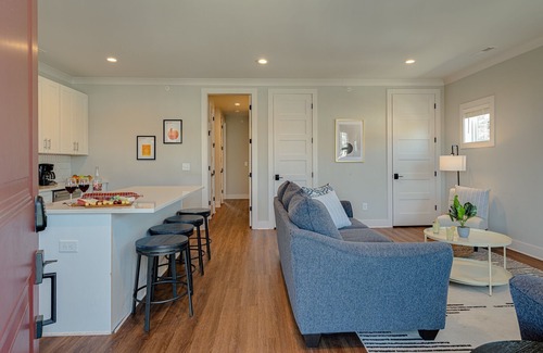 Melrose Cottage | Modern Melrose-sleeps 8- Mins to Downtown Broadway
