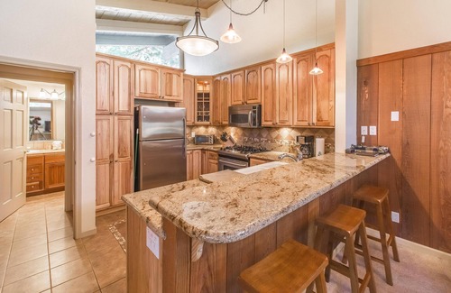 Mammoth Lakes Condo | Modern Mountain 4 bedrooms On Ski/Town Shuttle loop