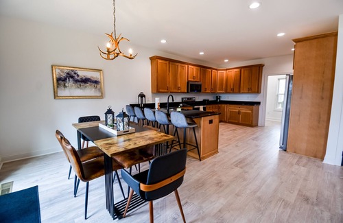 Ellijay Cabin | Modern mountain cabin with hot tub, stunning views, & ample entertainment space