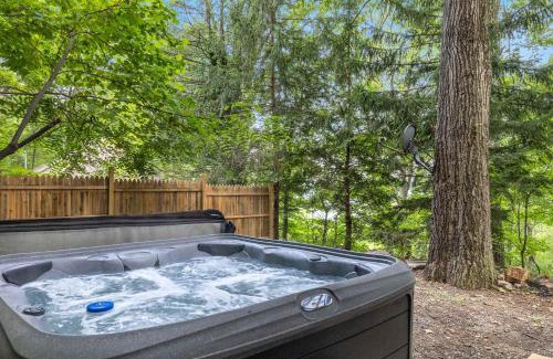 Ridgeway House | Modern Mountain Cottage w Hot Tub, Fire Pit, WiFi