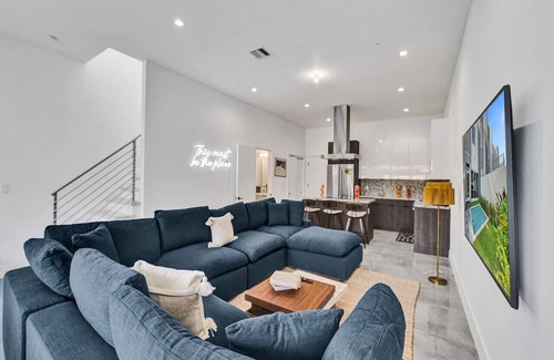 Lake Ridge Apartment | Modern NEW Luxury Home | Pool Heated