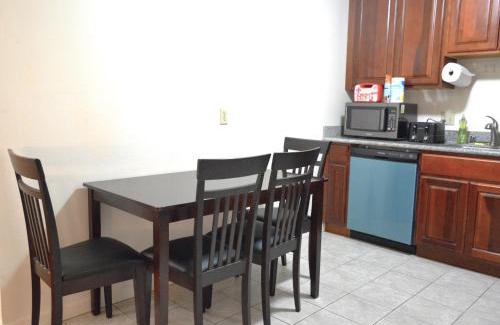 Berkeley Apartment | Modern One Bedroom Unit, Sofa Bed, Adjustable Queen Bed, 75 Inch Smart TV and Indoor Secure Parking