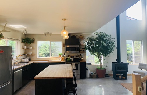 Smithers House | Modern, open- concept house- in town & connected to Riverside Park (3 bedrooms)