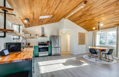 Tierra Del Mar House | Modern Oregon Cottage with Hot Tub Walk to Beach!