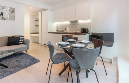 Syon Apartment | Modern Park-View Apartment | Near Kew Gardens, Chiswick & Brentford Stadium