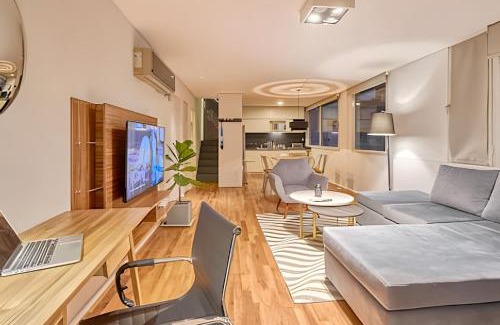 Nunez Apartment | Modern Penthouse Private Rooftop BBQ & City Views