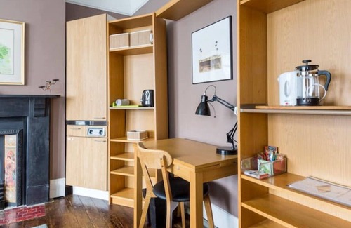 Bowes Apartment | Modern Private Studio Room