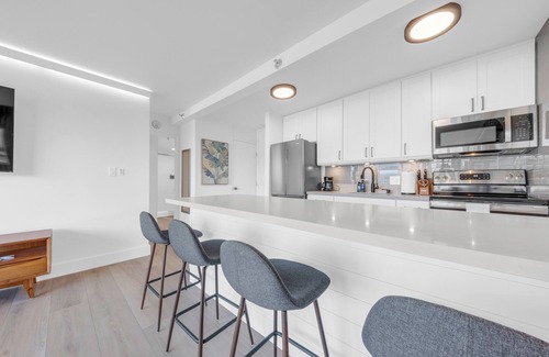 Waikiki Condo | Modern Renovated Condo - 1 block to beach, free parking!