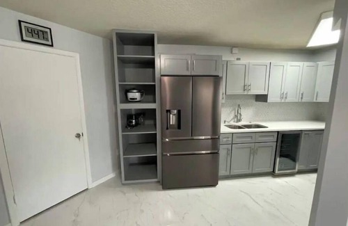 Ventura Condo | Modern Resort-Style Stay