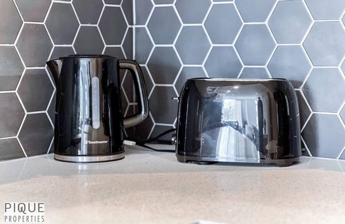 Southwest Edmonton House | Modern Retreat-3 King Beds-Garage-WiFi-Sleeps 10!