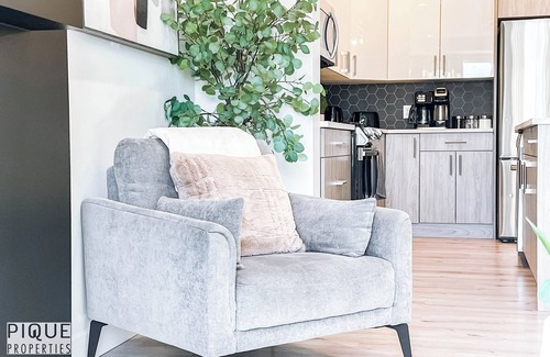 Southwest Edmonton House | Modern Retreat-3 King Beds-Garage-WiFi-Sleeps 10!