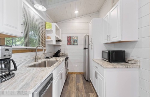 Eureka Springs Apartment | Modern Retreat, King Suite, River Views