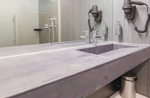 Oss Hotel | Modern Retreat with Free EV Charging, and On-Site Restaurant Near Autotron