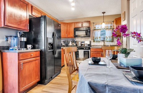 Northeast Anchorage Condo | Modern-Retro Jazzy Alaskan Casa, Enormous Deck