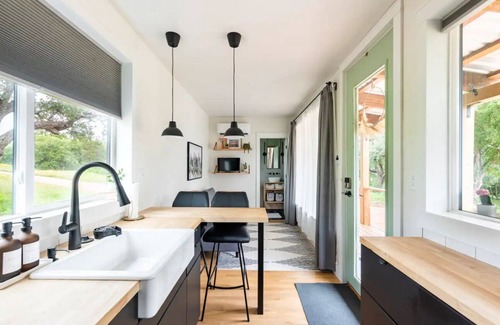 Kingsland Cabin | Modern Shipping Container + Stunning Views + Pets + River + 4th Night FREE