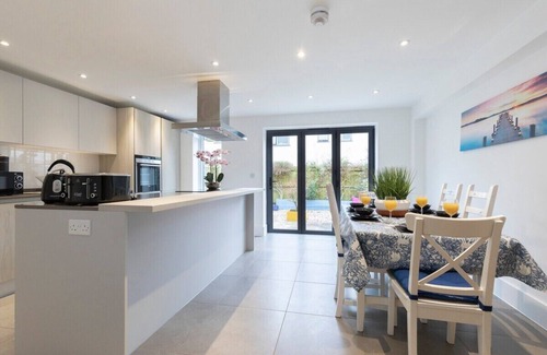 Cheltenham House | Modern & Spacious Home in Central Cheltenham