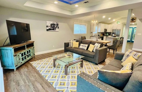 Fillmore Apartment | Modern Spacious Home with Pool Table and Projector 10 Min to FQ