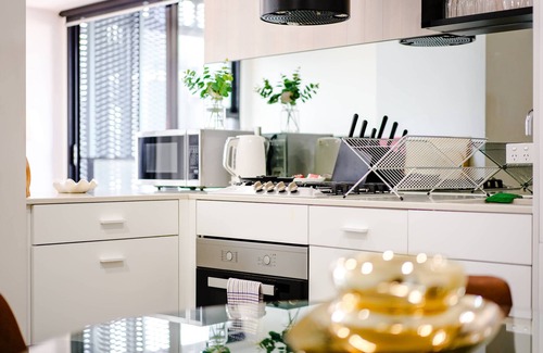 St Kilda Apartment | Modern St Kilda 2BR private parking & tram access