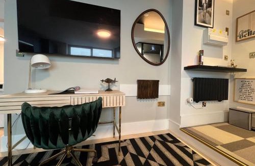 Totteridge Apartment | Modern Studio Living, 300m from Totteridge & Whetstone Station